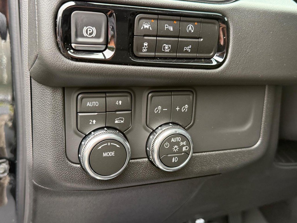 New 2026 GMC Yukon Denali w/ Sun & Power Step Package AWD/4WD image 13