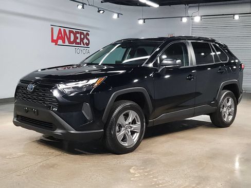 Used 2023 Toyota RAV4 LE AWD/4WD image 3