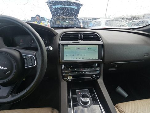Used 2017 Jaguar F-PACE Prestige image 14