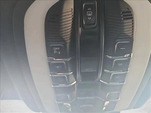 Used 2021 Porsche Macan AWD/4WD image 30