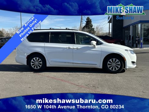 Used 2017 Chrysler Pacifica Touring-L image 4