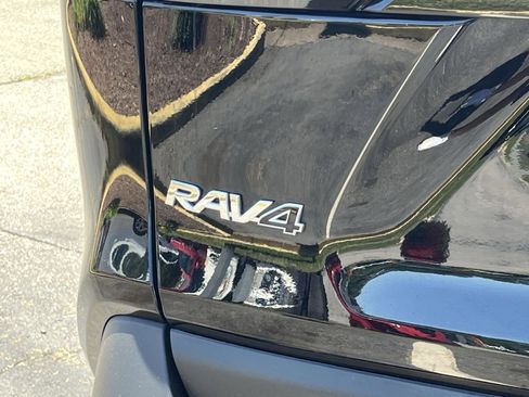 Used 2025 Toyota RAV4 XLE AWD/4WD image 8