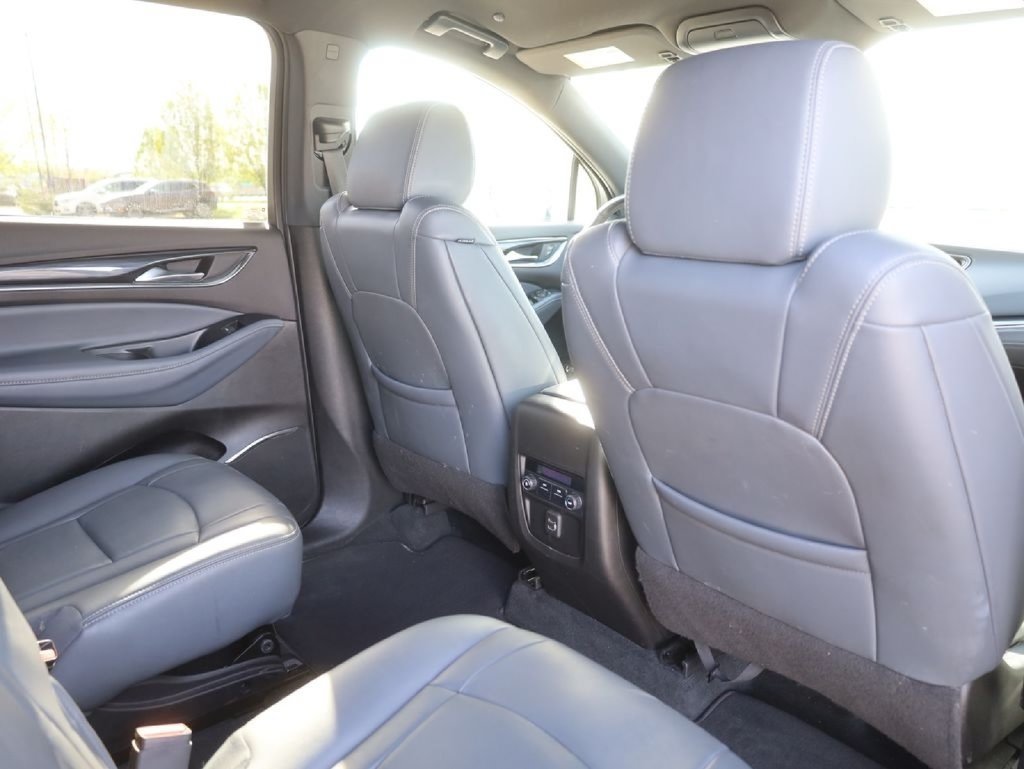 Used 2022 Buick Enclave Essence AWD/4WD image 17