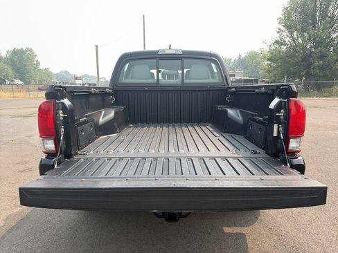 Used 2018 Toyota Tacoma SR AWD/4WD image 10
