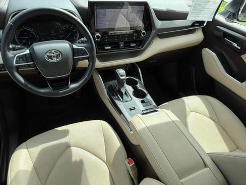 Used 2021 Toyota Highlander Limited image 2