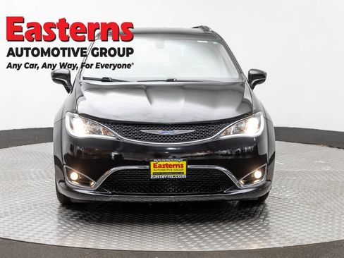 Used 2019 Chrysler Pacifica Touring-L FWD image 2