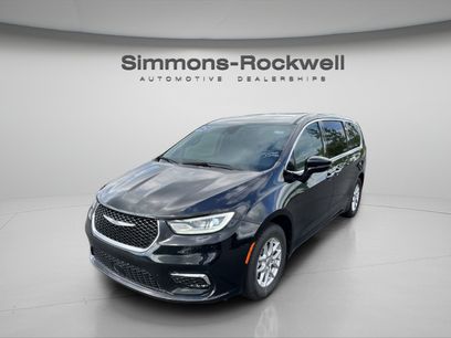 Used 2025 Chrysler Pacifica Select