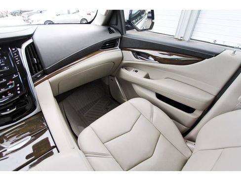 Used 2020 Cadillac Escalade Luxury RWD image 11