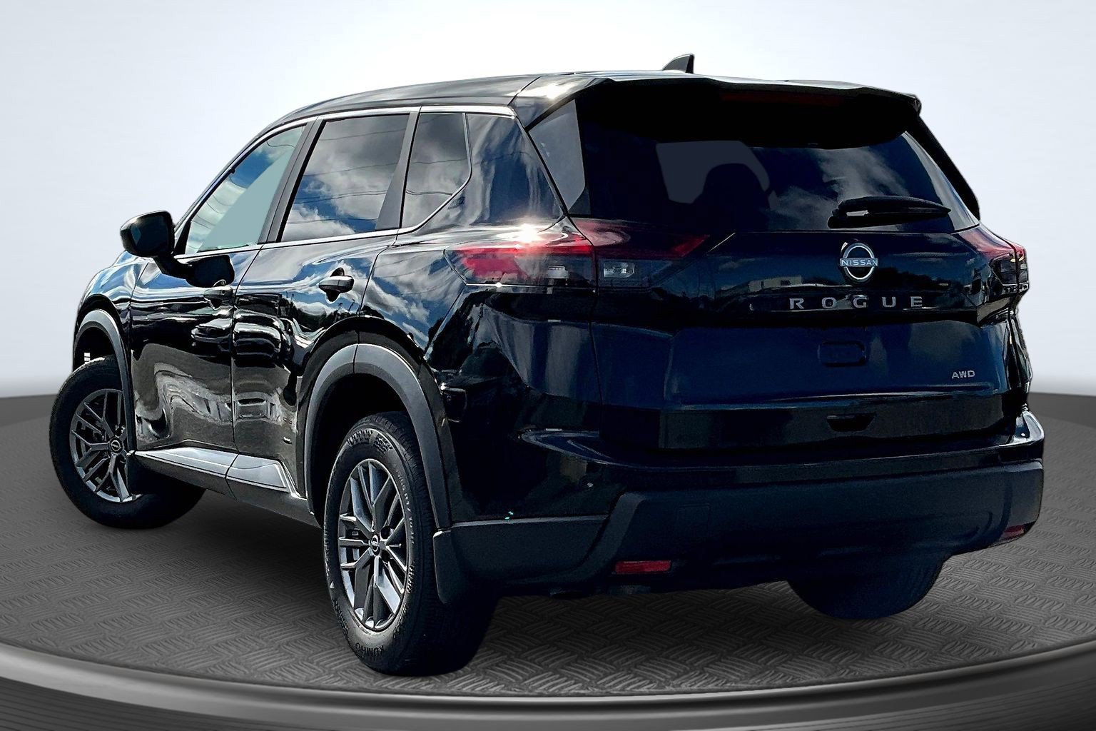 Used 2025 Nissan Rogue S AWD/4WD image 3