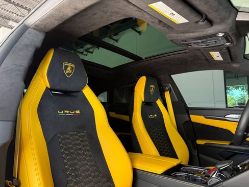 Used 2022 Lamborghini Urus AWD/4WD image 32