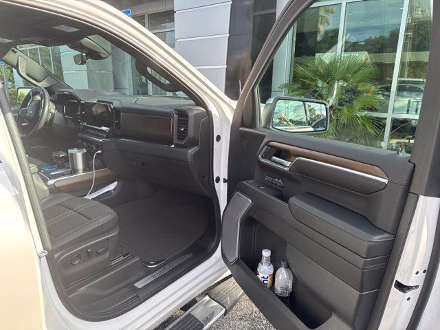 Used 2024 Chevrolet Silverado 1500 High Country w/ Technology Package AWD/4WD image 4