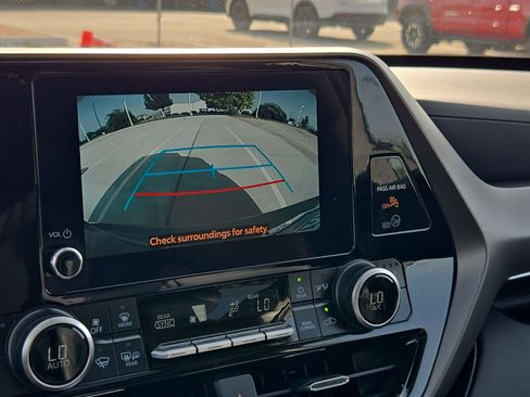 Used 2025 Toyota Highlander XLE FWD image 25
