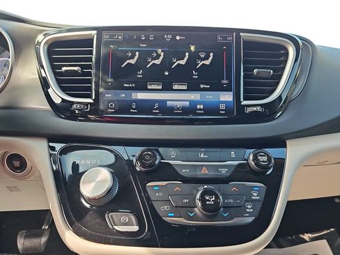 Used 2022 Chrysler Pacifica Touring-L FWD image 23