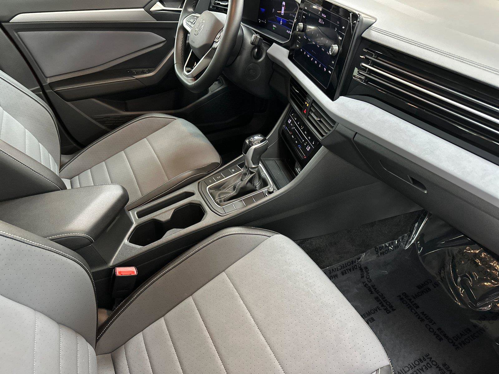 Used 2025 Volkswagen Jetta SE w/ Sunroof Package FWD image 14
