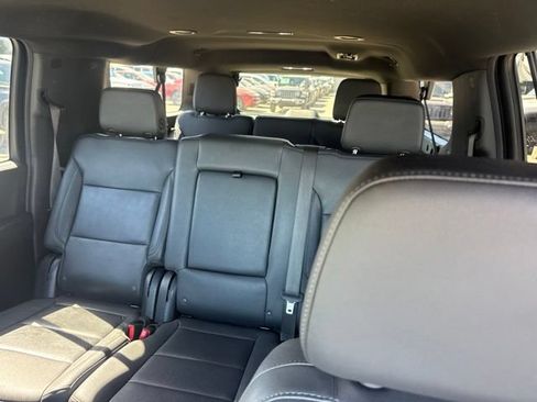 Used 2025 Chevrolet Suburban LT RWD image 11