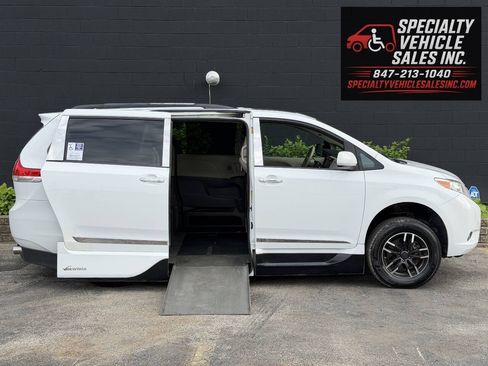 Used 2013 Toyota Sienna XLE w/ Premium Pkg FWD image 3