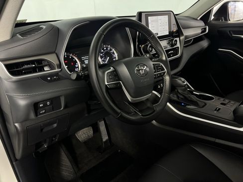 Used 2025 Toyota Highlander XLE image 20