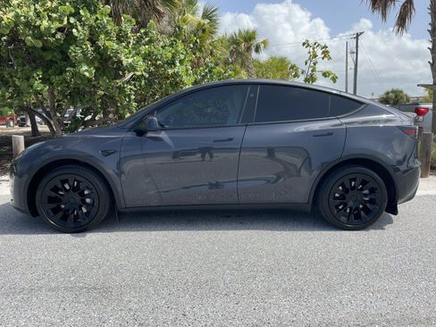 Used 2024 Tesla Model Y Long Range AWD/4WD image 3