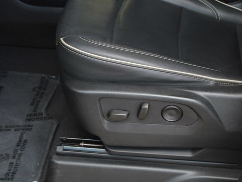 Used 2024 GMC Yukon XL SLT RWD image 31