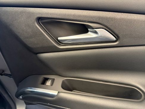 Used 2025 Chevrolet Traverse LT image 36