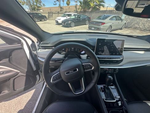 Used 2025 Jeep Compass Limited image 35