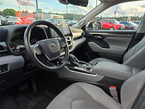 Used 2021 Toyota Highlander Limited image 11
