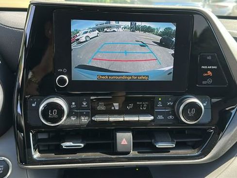 Used 2023 Toyota Highlander XLE AWD/4WD image 11