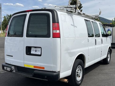Used 2017 Chevrolet Express 2500 RWD image 5