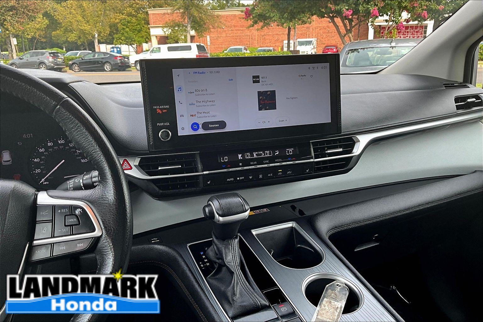 Used 2025 Toyota Sienna XLE FWD image 6