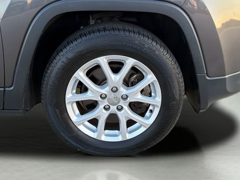 Used 2017 Jeep Cherokee Latitude w/ Cold Weather Group AWD/4WD image 27