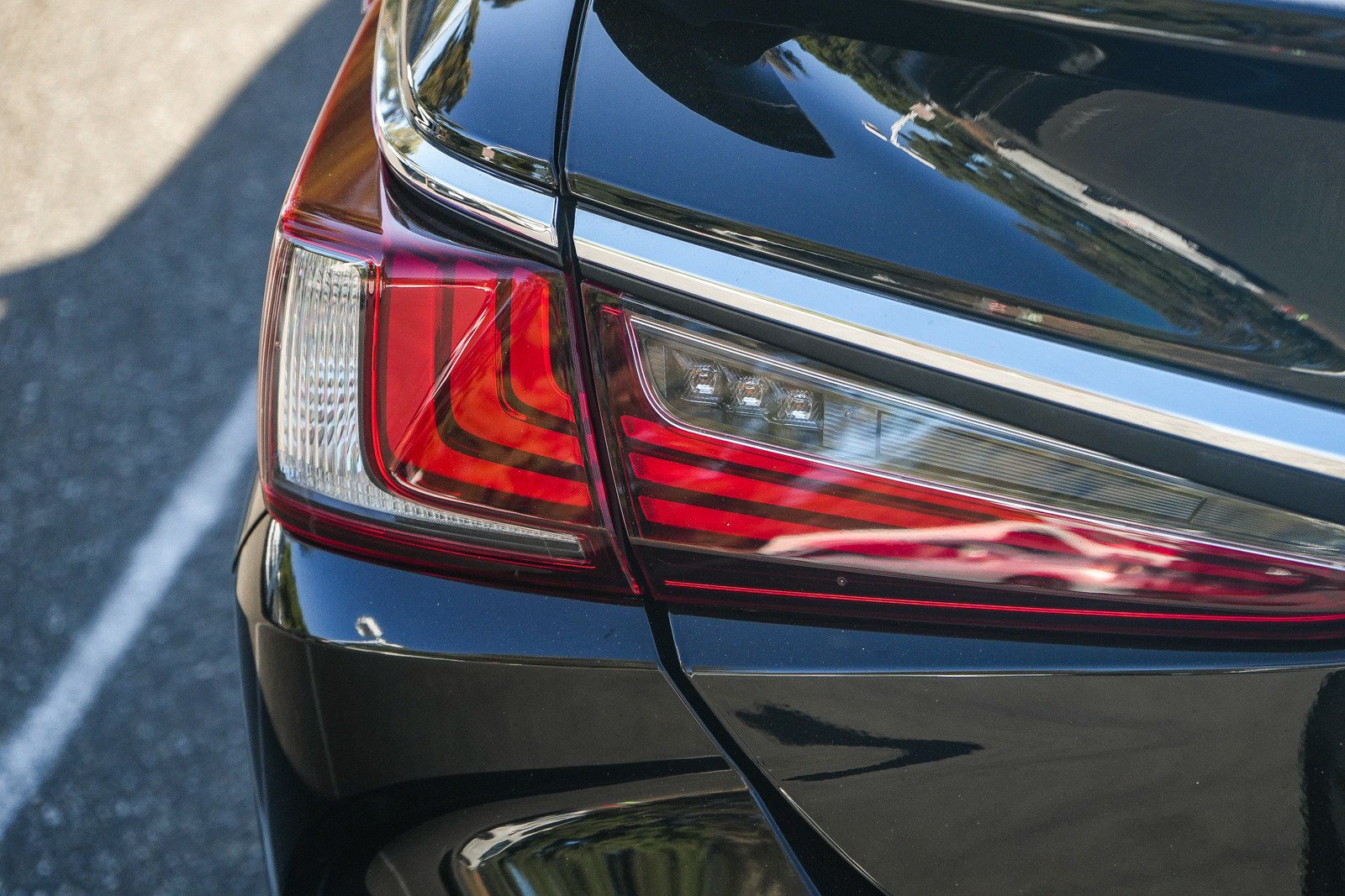 Used 2025 Lexus ES 300h w/ Premium Package FWD image 7