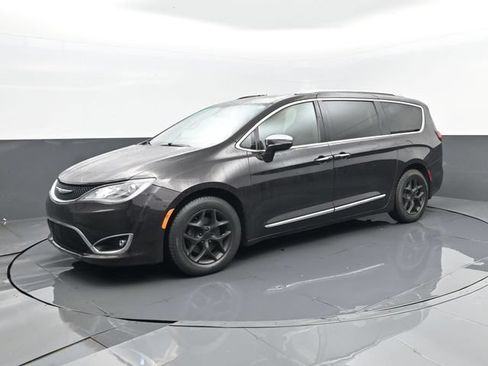 Used 2018 Chrysler Pacifica Limited FWD image 1