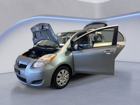 Used 2011 Toyota Yaris 4-Door Hatchback w/ Convenience Pkg FWD image 11