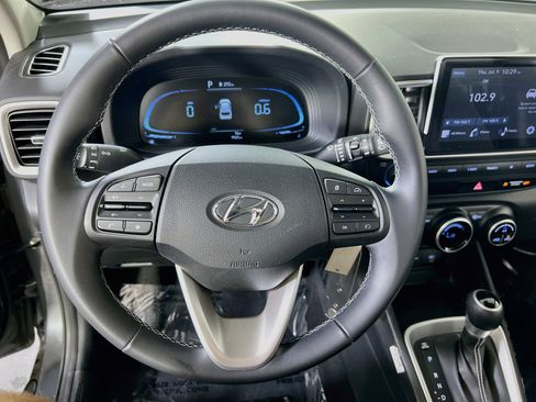 Used 2023 Hyundai Venue SEL FWD image 11