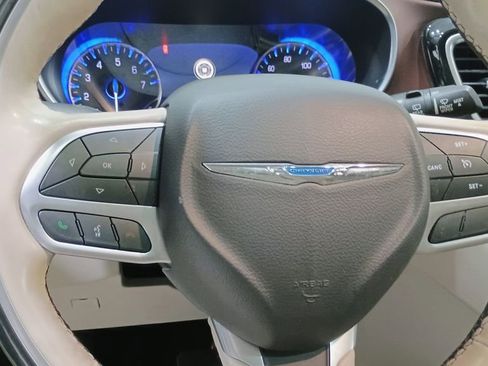 Used 2020 Chrysler Pacifica Limited image 14