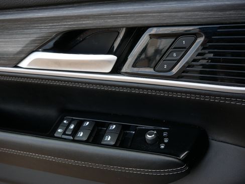 Used 2024 Jeep Wagoneer L Series II AWD/4WD image 28