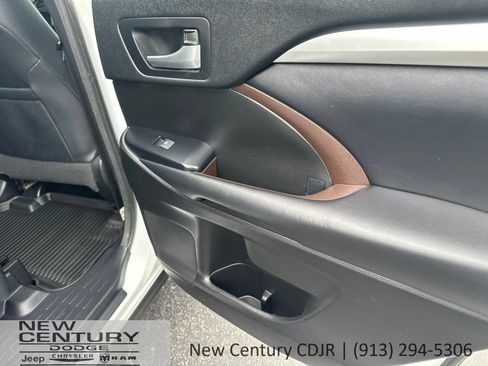 Used 2018 Toyota Highlander XLE AWD/4WD image 18