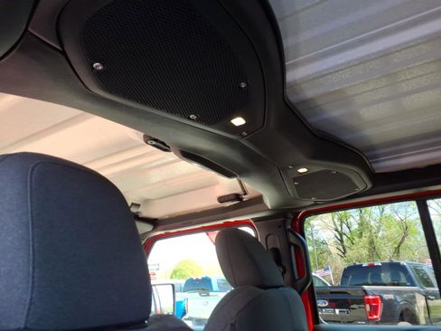 Used 2024 Jeep Wrangler Unlimited image 9