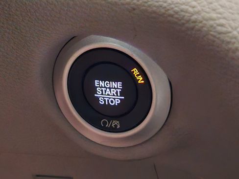 Used 2022 Chrysler Pacifica Limited AWD/4WD image 18
