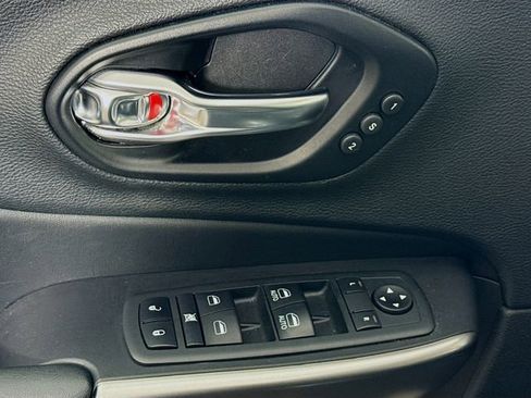 Used 2021 Jeep Cherokee Limited image 18