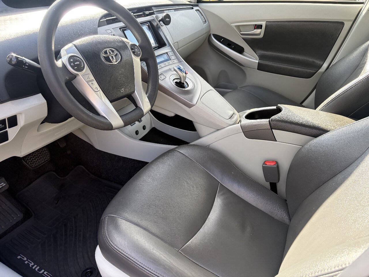 Used 2015 Toyota Prius Three w/ Solar Roof Package FWD image 3