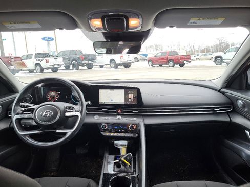 Used 2023 Hyundai Elantra SEL w/ Convenience Package image 9