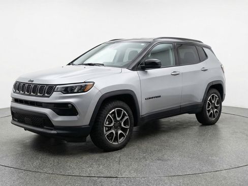 Used 2025 Jeep Compass Trailhawk AWD/4WD image 3