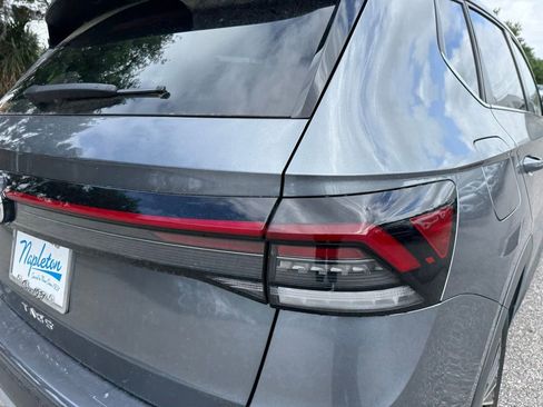 Used 2025 Volkswagen Taos SE w/ Panoramic Sunroof Package image 11