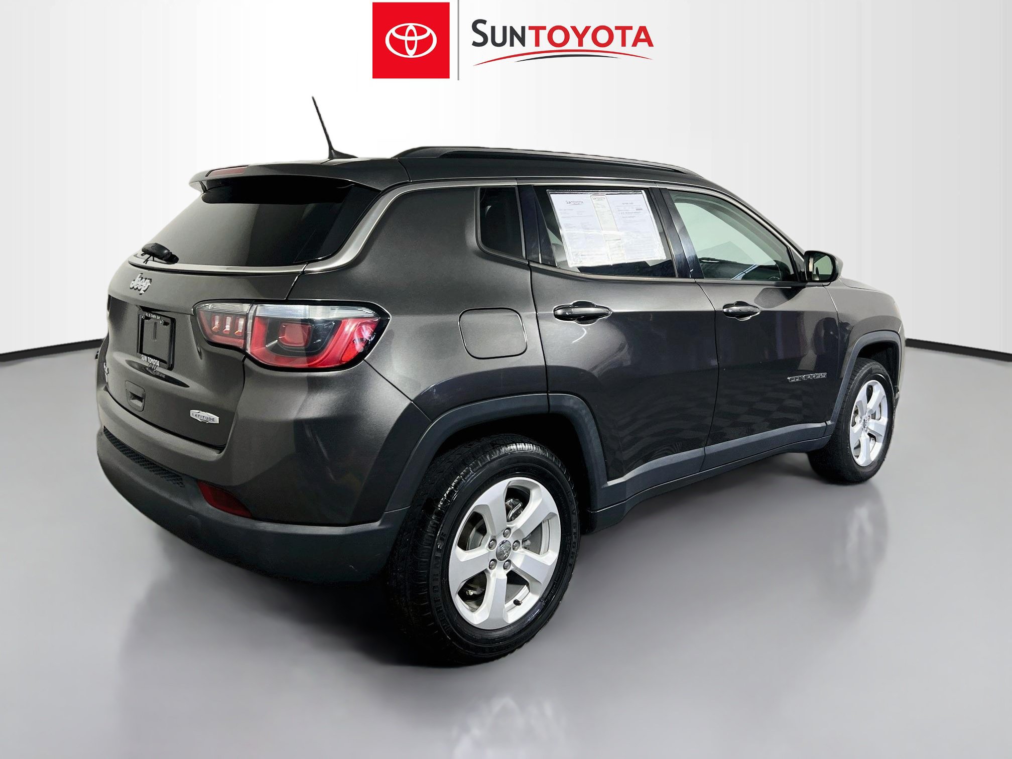 Used 2018 Jeep Compass Latitude w/ Popular Equipment Group AWD/4WD image 4