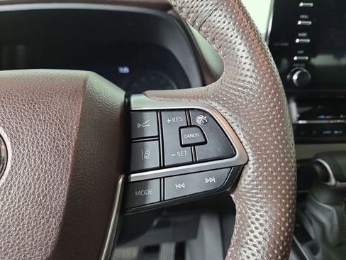 Used 2023 Toyota Sienna Platinum FWD image 26
