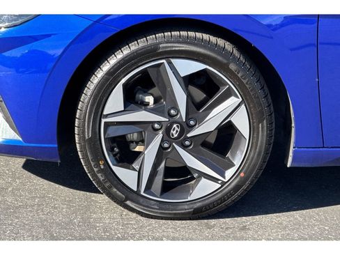 Used 2023 Hyundai Elantra Limited image 30