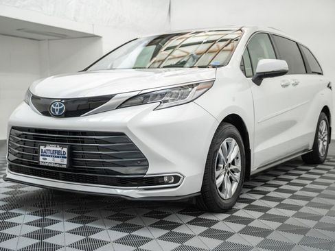 Certified 2024 Toyota Sienna Limited FWD image 3