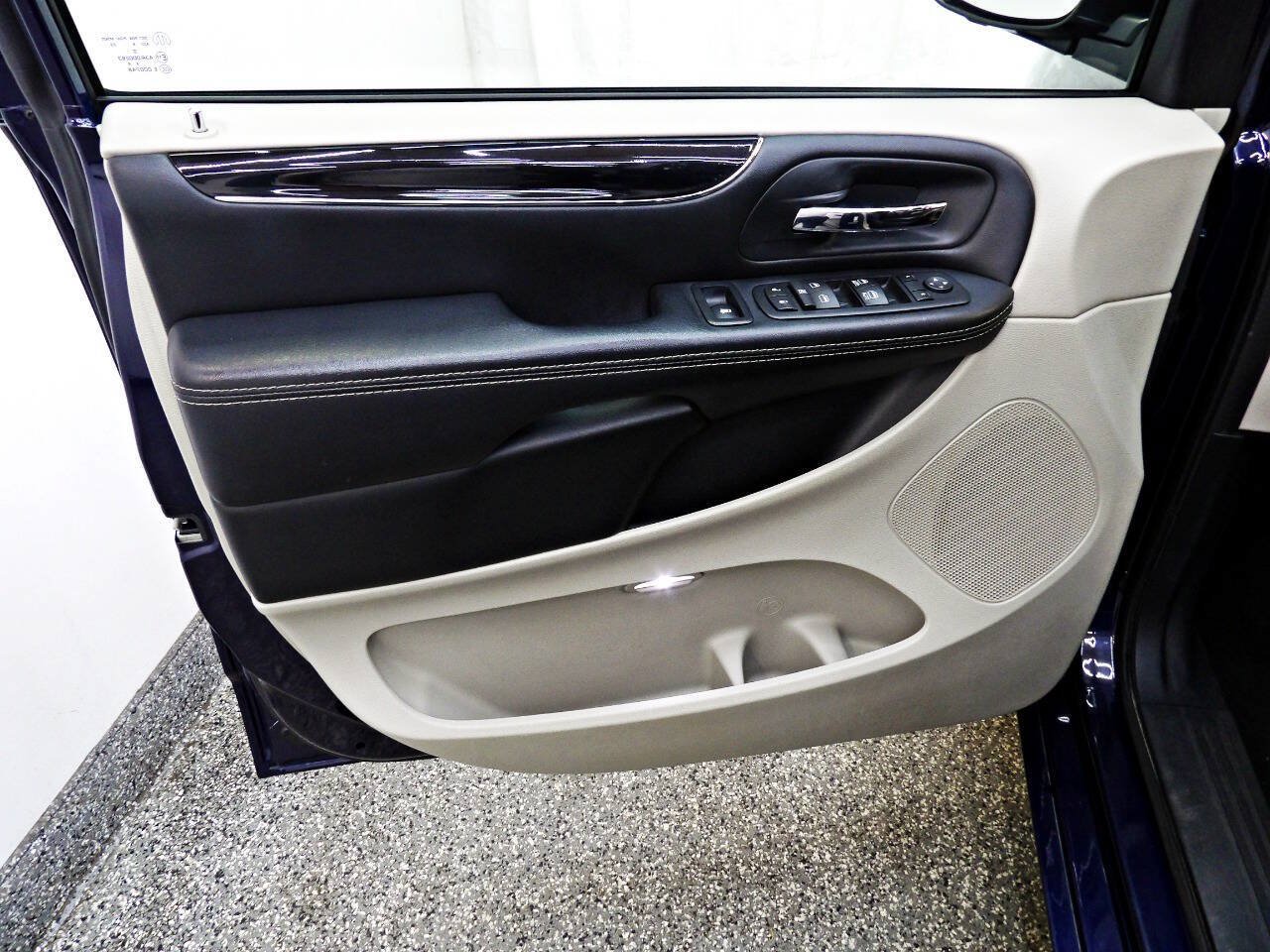 Used 2017 Dodge Grand Caravan SXT FWD image 7