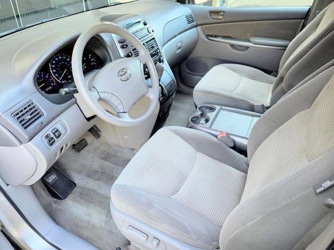 Used 2010 Toyota Sienna LE FWD image 11